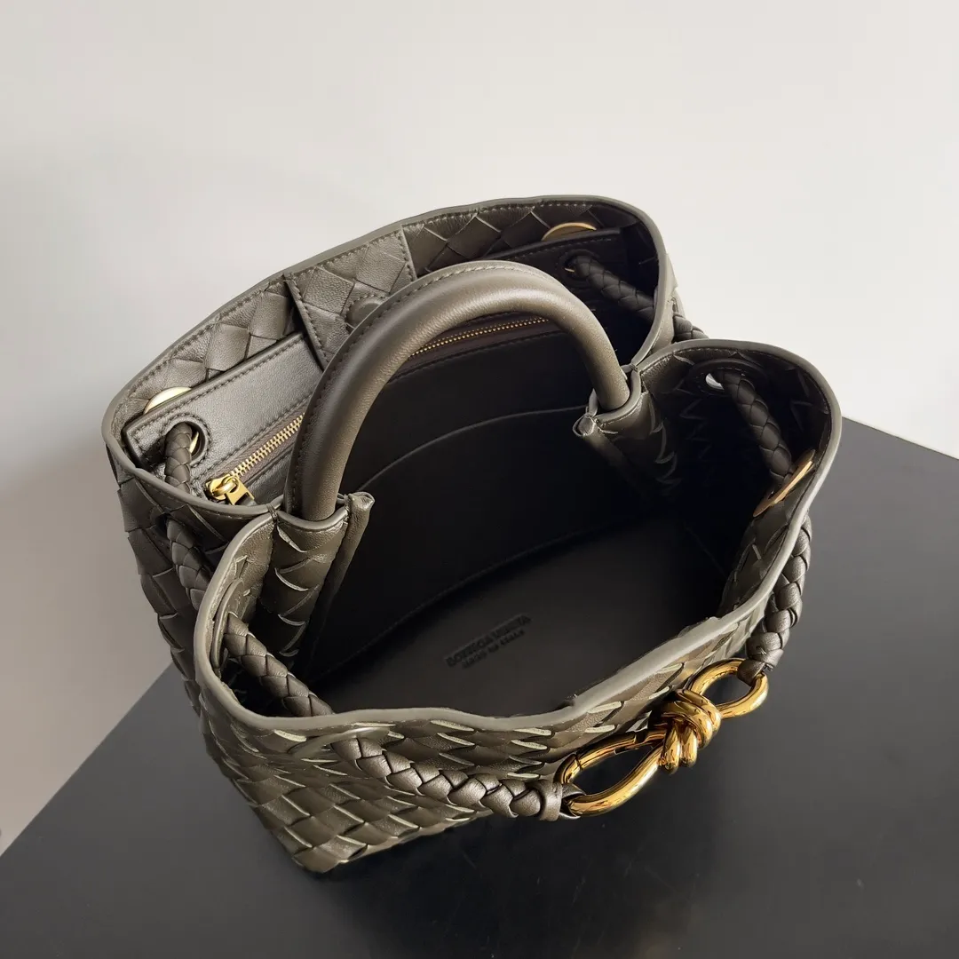 The 2023 new Andiamo batch of 1860 BV has been shipped‼ ️Really popular🔥The new Andiamo woven handbag launched by Bottega Veneta this season is really popular all over the world! ! Celebrities at home and abroad have worn it, and Oscar-winning actress Michelle Yeoh has taken it out on the street. Song Jia, Trai Yara, Yu Feihong, Sanji Ayaka, Rosie Hunting-Whiteley, Yoshioka Riho, etc. have all picked up this bag. It is classic and versatile, showing off its temperament, and the bag capacity is also large, which is very convenient for daily commuting! ! A variety of carrying methods, the shoulder straps can be adjusted by yourself, the original lambskin feels soft and delicate, and the neutral style is made to break gender boundaries and bring a more practical and longer-lasting use experience. Andiamo, which has both elegant and casual styles, perfectly interprets the true appearance of "fashionable old money style". Style number: 743568 Size: 25*22*10.5cm